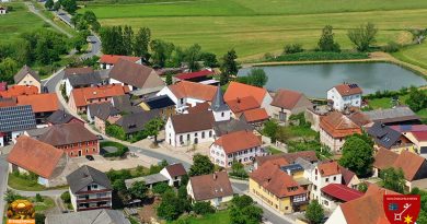 Dorf von oben Sanierung der Elsendorfer Kirche beendet. Luftaufnahme Drohnenaufnahme