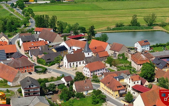 Dorf von oben Sanierung der Elsendorfer Kirche beendet. Luftaufnahme Drohnenaufnahme