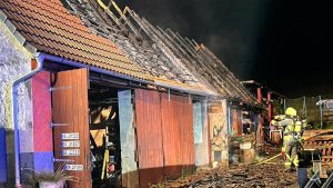 Scheunenbrand in Schrappach Feuer Feuerwehr Burgwindheim Burgebrach Landkreis Bamberg