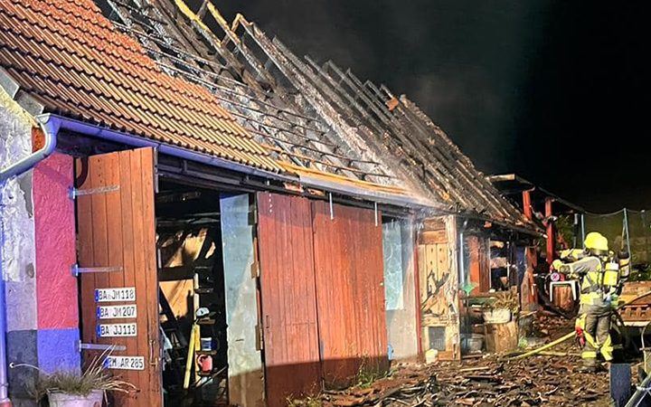 Scheunenbrand in Schrappach Feuer Feuerwehr Burgwindheim Burgebrach Landkreis Bamberg