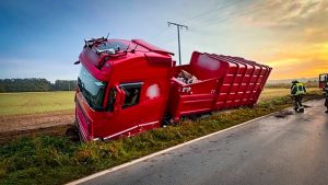 Lkw-Unfall bei Rambach - Fahrzeug landet im Straßengraben