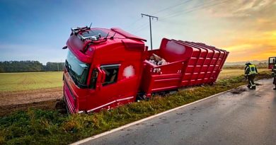 Lkw-Unfall bei Rambach - Fahrzeug landet im Straßengraben