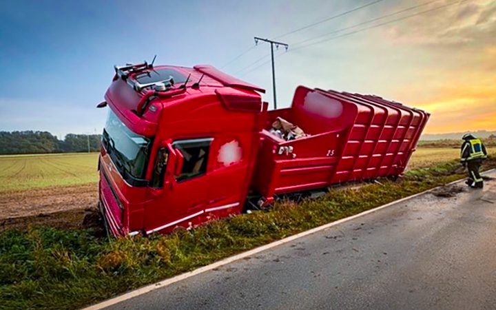 Lkw-Unfall bei Rambach - Fahrzeug landet im Straßengraben