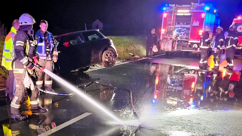 Alleinbeteiligter Verkehrsunfall bei Höchstadt: Feuerwehr im Einsatz