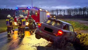 Alleinbeteiligter Verkehrsunfall bei Höchstadt: Feuerwehr im Einsatz