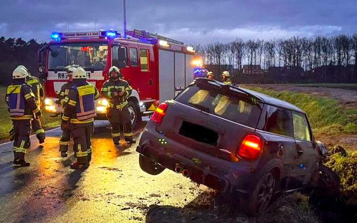 Alleinbeteiligter Verkehrsunfall bei Höchstadt: Feuerwehr im Einsatz