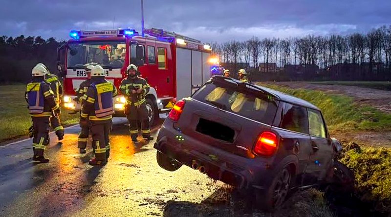 Alleinbeteiligter Verkehrsunfall bei Höchstadt: Feuerwehr im Einsatz