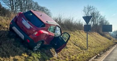 Zwei Pkw bei Schlüsselfeld am 08.02.2025 auf der Staatsstraße 2260 beschädigt Auto steht schräg auf der Böschung