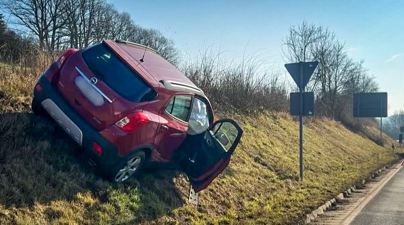 Zwei Pkw bei Schlüsselfeld am 08.02.2025 auf der Staatsstraße 2260 beschädigt Auto steht schräg auf der Böschung