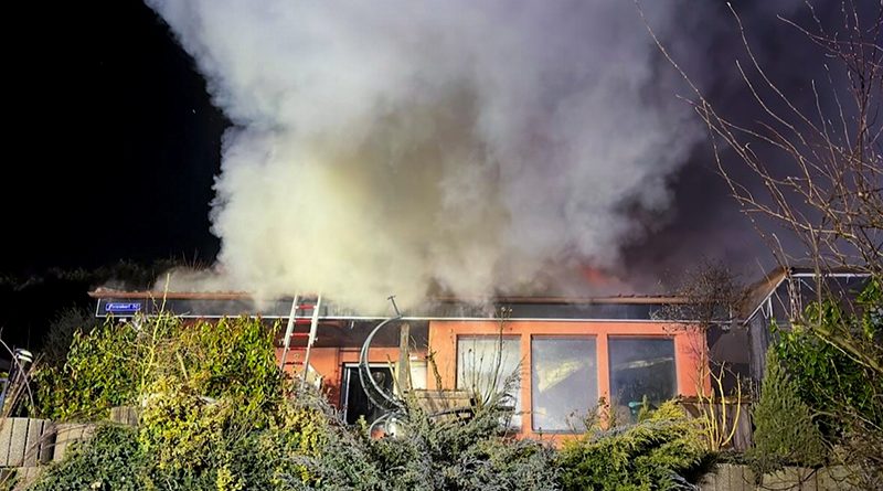 Tödlicher Dachstuhlbrand in Aschbach – Zwei Gebäude zerstört